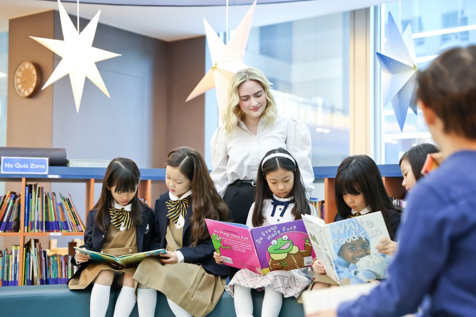 선생님과 둘러앉아 그림책을 보는 아이들