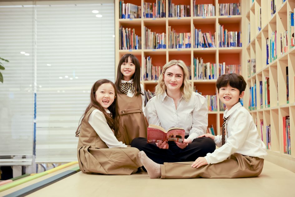 선생님과 둘러앉아 웃는 아이들