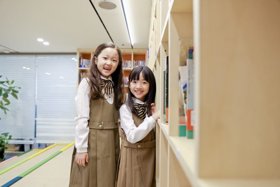 서가 옆에서 웃는 두 아이