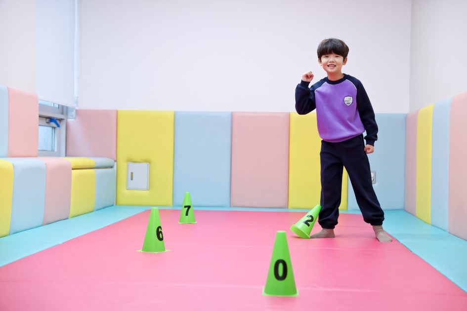 활동실에서 게임을 하는 아이