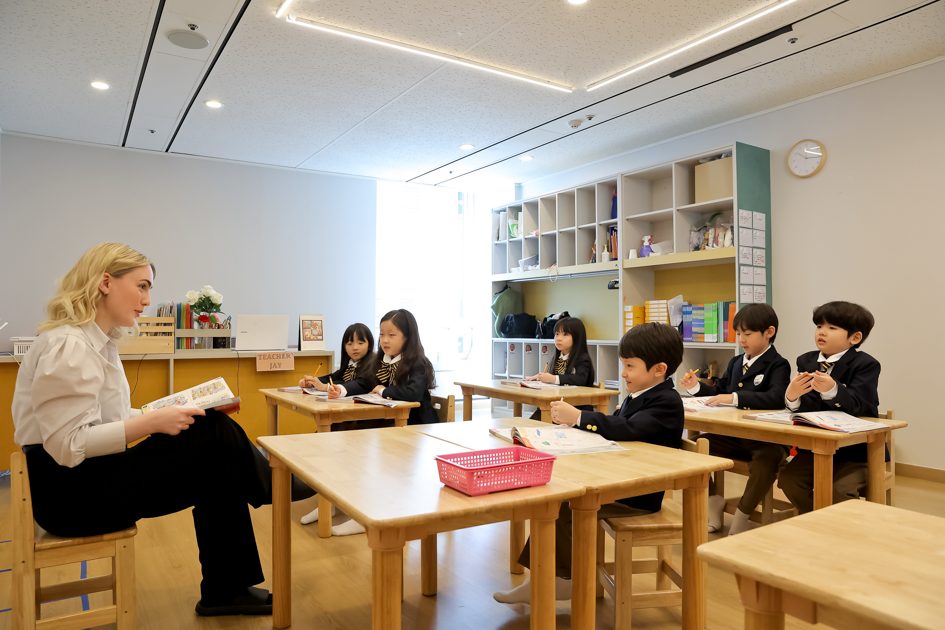 교실에서 수업을 듣는 아이들