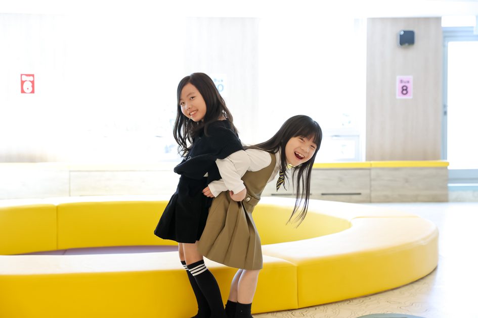 업어 주기를 하며 웃는 두 아이