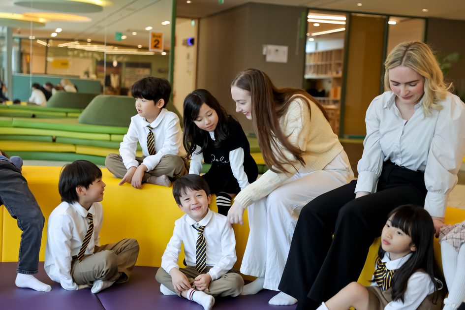선생님들과 둘러앉아 웃는 아이들
