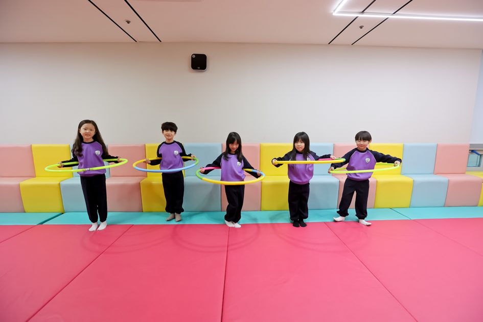 훌라후프를 든 아이들