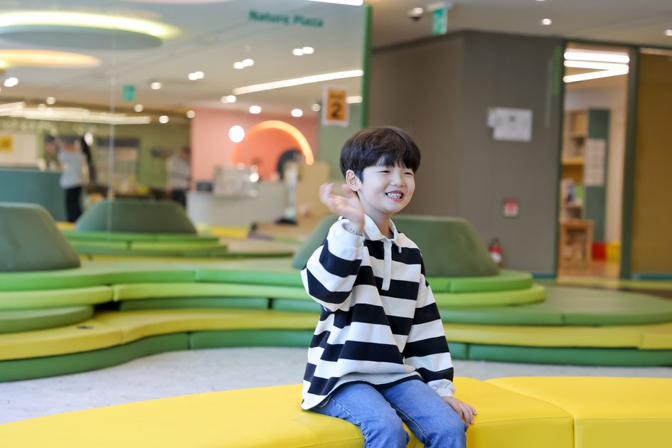 손을 흔드는 아이