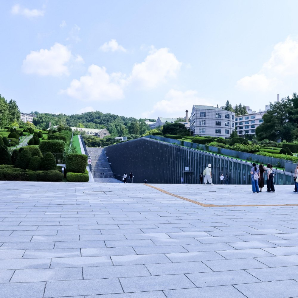 촬영 장소로 쓰이는 학교 광장과 계단